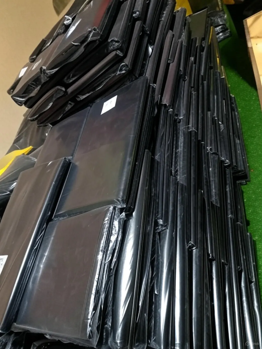 Bolsas negras apiladas en la planta